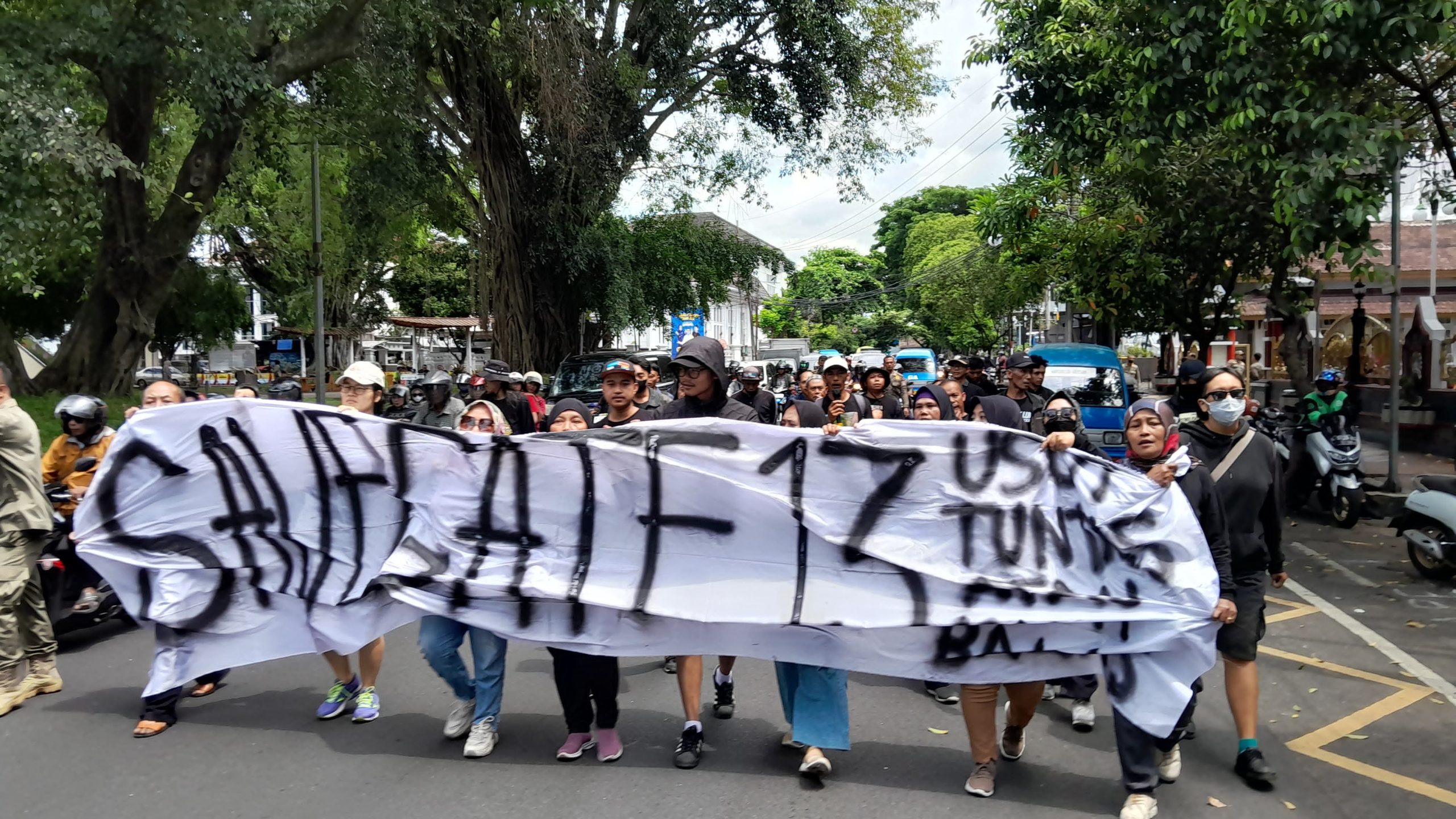Aksi solidaritas tolak renovasi Gate 13 stadion Kanjuruhan Malang